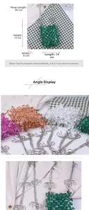 Détail du sac bandoulière en perles acryliques avec chaîne argentée et petit nœud