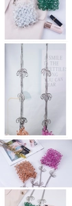 Détail du sac en perles acryliques avec chaîne en métal à nœud et design tissé coloré