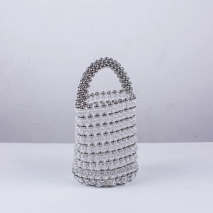 Détail du sac seau tissé à la main avec perles en métal argenté et perles cristal