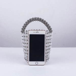 Sac seau perlé chic avec perles transparentes et perles en métal argenté incluant téléphone