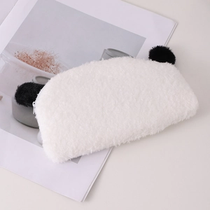 Détail de la trousse à crayons en peluche panda blanche avec oreilles à pompons et fermeture