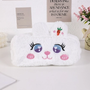 Détail d'une trousse en peluche blanche avec broderie de lapin et carotte