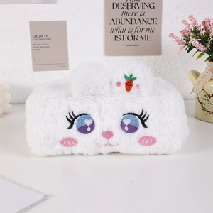 Gros plan sur l'étui à mouchoirs lapin en peluche blanche avec broderies de carottes