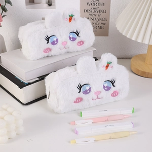 Détail d'une trousse à crayons lapin en peluche blanche avec carotte et fermeture éclair
