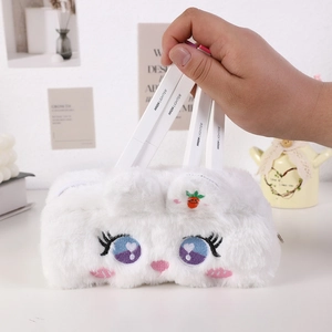 Détail de la trousse lapin en peluche blanche avec yeux violets et broderie de nez