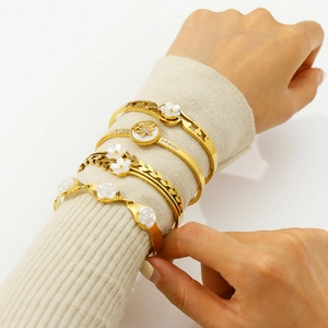 Lot de 4 bracelets joncs plaqués or 18 carats avec fleurs en résine blanche et étoiles
