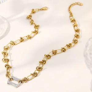 Élégant collier à chaîne dorée avec pendentif en U serti de diamants au design géométrique