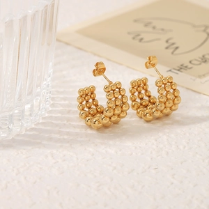 Boucles d'oreilles créoles en C à trois rangées de perles dorées à l'or 18 carats