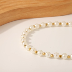 Collier en perles baroques et perles en acier inoxydable doré 18 carats sur support