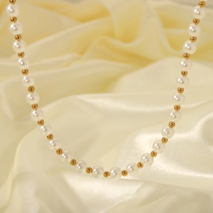 Collier perles baroques avec perles en or 18 carats sur fond de soie brillante