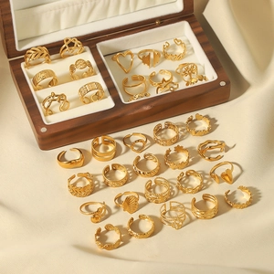 Collection de bagues en acier inoxydable plaqué or 18k aux motifs fleurs et cœurs