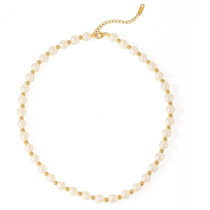 Collier de perles baroques avec billes en acier inoxydable plaqué or 18k sur fond blanc