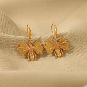 Boucles d'oreilles papillon dorées 18k avec pierre naturelle sur tissu texturé