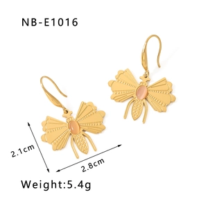 Vue détaillée des boucles d'oreilles papillon plaquées or 18k avec pierre rose et mesures