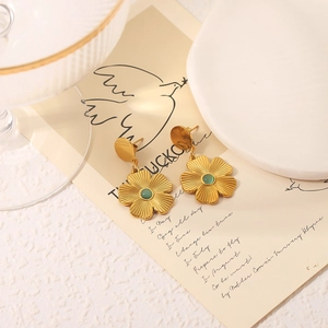 French vintage 18k gold flower earrings with green cat-eye stone in elegant setting