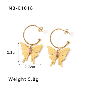 Vue détaillée des boucles d'oreilles papillon avec cristal rose et créoles plaquées or 18k