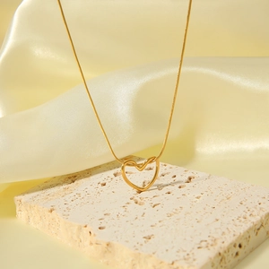 Collier minimaliste en acier inoxydable doré avec pendentif cœur évidé et maille serpent