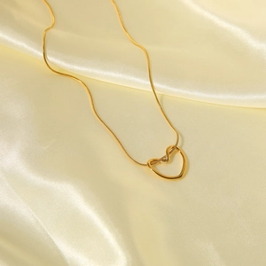 Collier minimaliste avec pendentif cœur évidé doré et chaîne serpent sur soie jaune