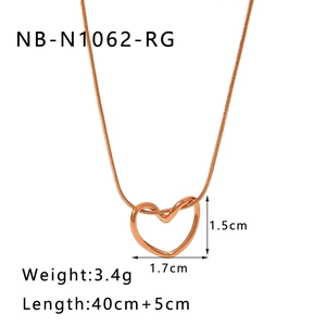 Détail du pendentif cœur creux en or rose avec chaîne serpent ajustable de 40 cm