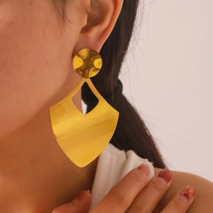 Minimalist 18k gold geometric hollow rhombus drop earrings worn by a model
