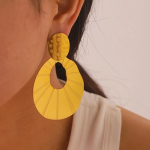 U-shaped 18k gold plated stainless steel hollow water drop earrings on model