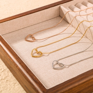 Collier Pendentif Cœur Évidé Minimaliste Acier Inoxydable Plaqué Or 18K Chaîne Serpent Bijoux Pour Femmes Élégant