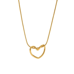 Collier minimaliste en or avec pendentif cœur ajouré et chaîne serpent élégante