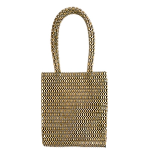 Sac à main artisanal en perles métalliques dorées avec deux anses sur fond blanc