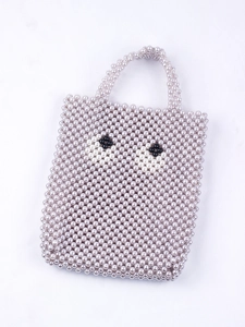 Vue détaillée du sac à main en perles grises avec motif d'oeil brodé à la main
