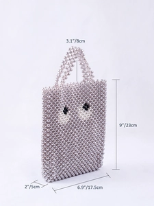 Vue détaillée des dimensions du sac à main en perles fait main avec motif œil noir et blanc