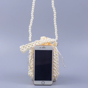 Sac seau élégant perlé à la main avec doublure en satin et bandoulière amovible en perles