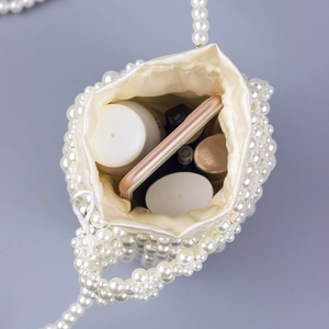 Sac seau élégant en perles blanches avec doublure satinée et bandoulière perle