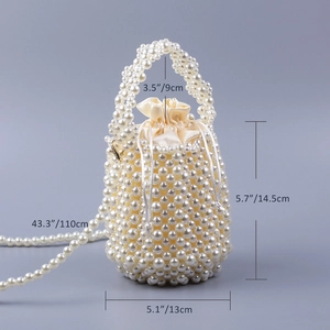Détails du sac seau en perles avec dimensions : 14,5 cm de haut et bandoulière