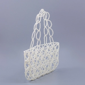 Détail du sac à main en perles fait main montrant la structure de tissage en maille creuse