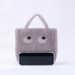 Sac à main artisanal en perles lavande avec motif floral et poignée élégante