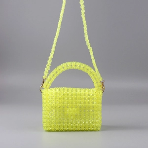 Sac à main artisanal en perles vert néon avec cristaux acryliques et poignée