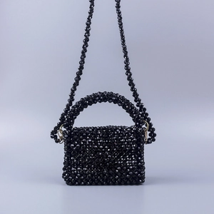 Sac à main fait main en perles d'acrylique noires avec bandoulière et détails dorés