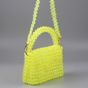 Vue détaillée d'un sac à main en perles acryliques jaunes avec crochets dorés