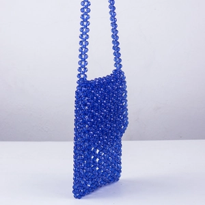 Détail du sac bandoulière en perles bleu roi avec tissage artisanal de perles acryliques