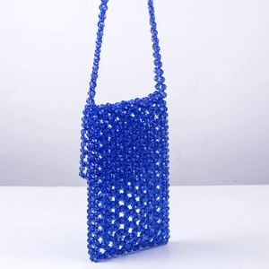 Sac bandoulière en perles acryliques bleues pour téléphone avec motif ajouré tissé