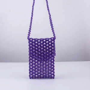 Détail macro du sac de téléphone en perles acryliques violettes tissées à la main