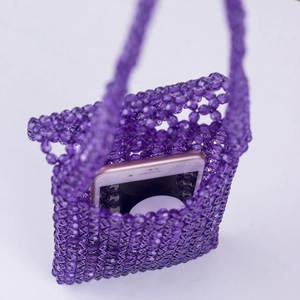 Sac à bandoulière en perles violettes pour téléphone avec design évidé en acrylique
