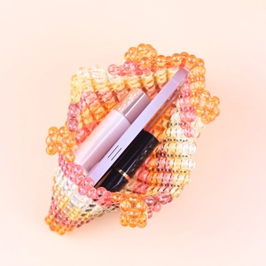 Borsa a mano artigianale in perline acriliche con strisce colorate e interno