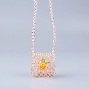 Mini-Umhängetasche aus Acrylperlen in Pfirsichrosa mit gelbem Ananas-Muster
