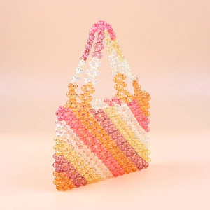 Borsa a mano in acrilico con perline colorate a strisce pastello e doppio manico su sfondo pesca