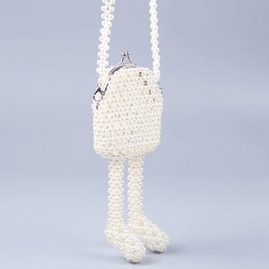 Sac à bandoulière fait main en perles avec design créatif de jambes et fermoir