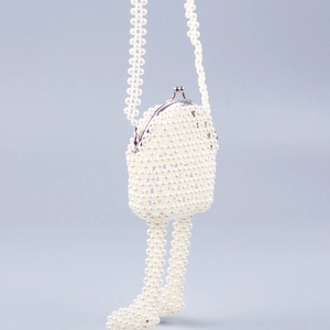 Sac bandoulière fait main en perles blanches forme patte de canard avec fermoir argent