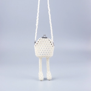 Détail du sac à bandoulière en perles fait main avec un design créatif de pattes de canard