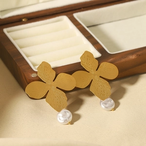 French minimalist 18k gold plated four-leaf flower earrings with white pearl drop