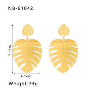 Detail view of 18k gold monstera leaf earrings with dimensions 7.3cm and 4.1cm